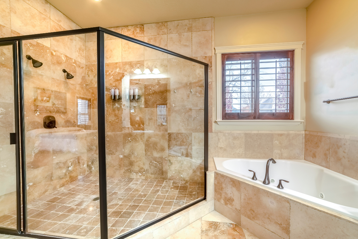 Kabiny prysznicowe szklane na wymiar – dlaczego warto?